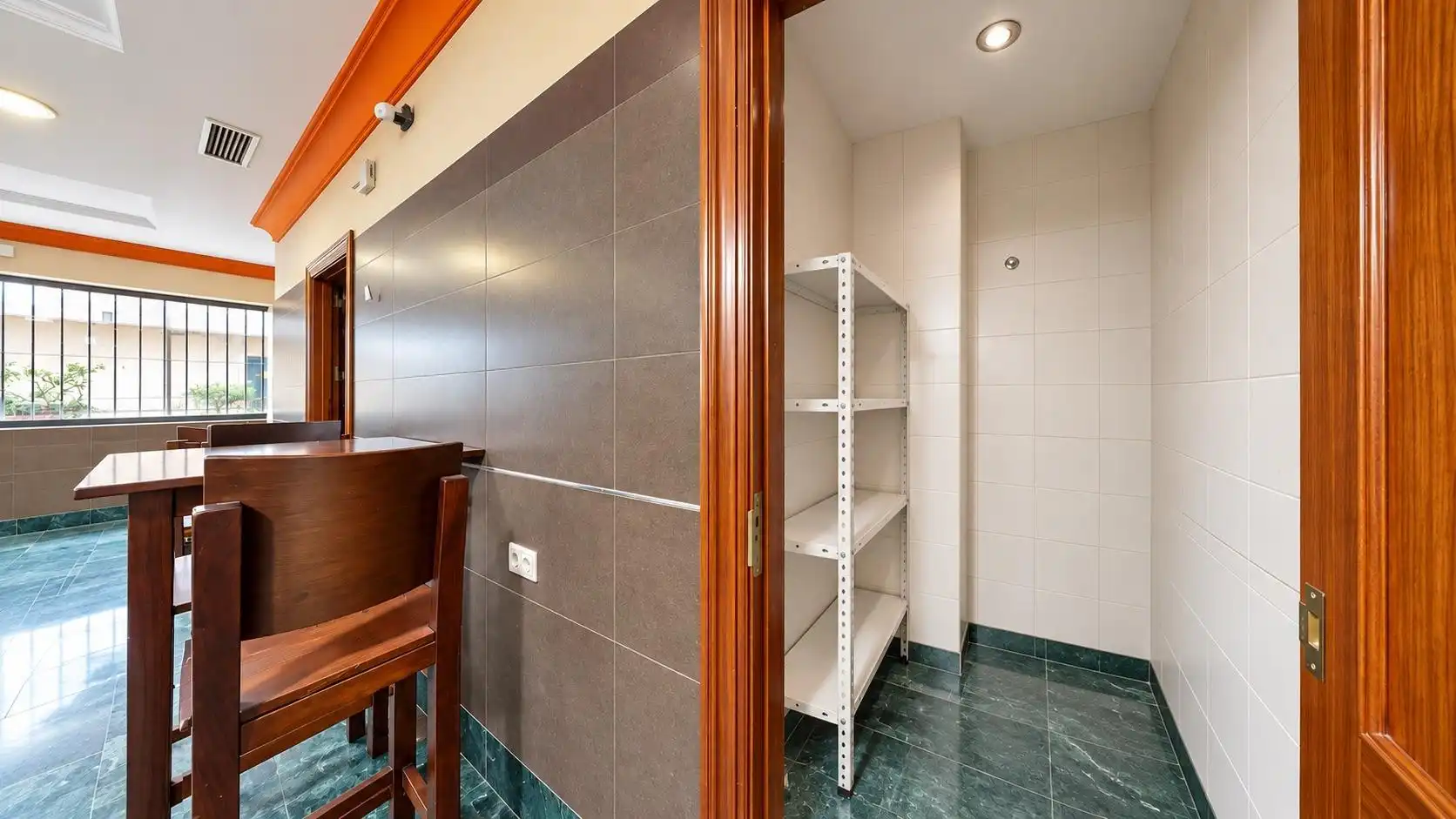Cocina de Local en venta en Granada con Aire acondicionado y Amueblado