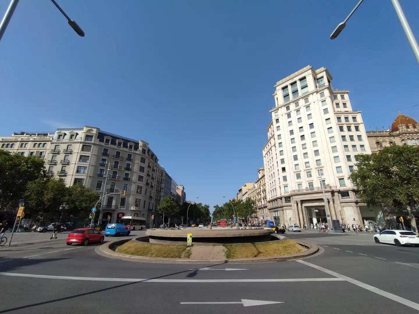 Vista exterior de Local de lloguer en Barcelona amb Moblat