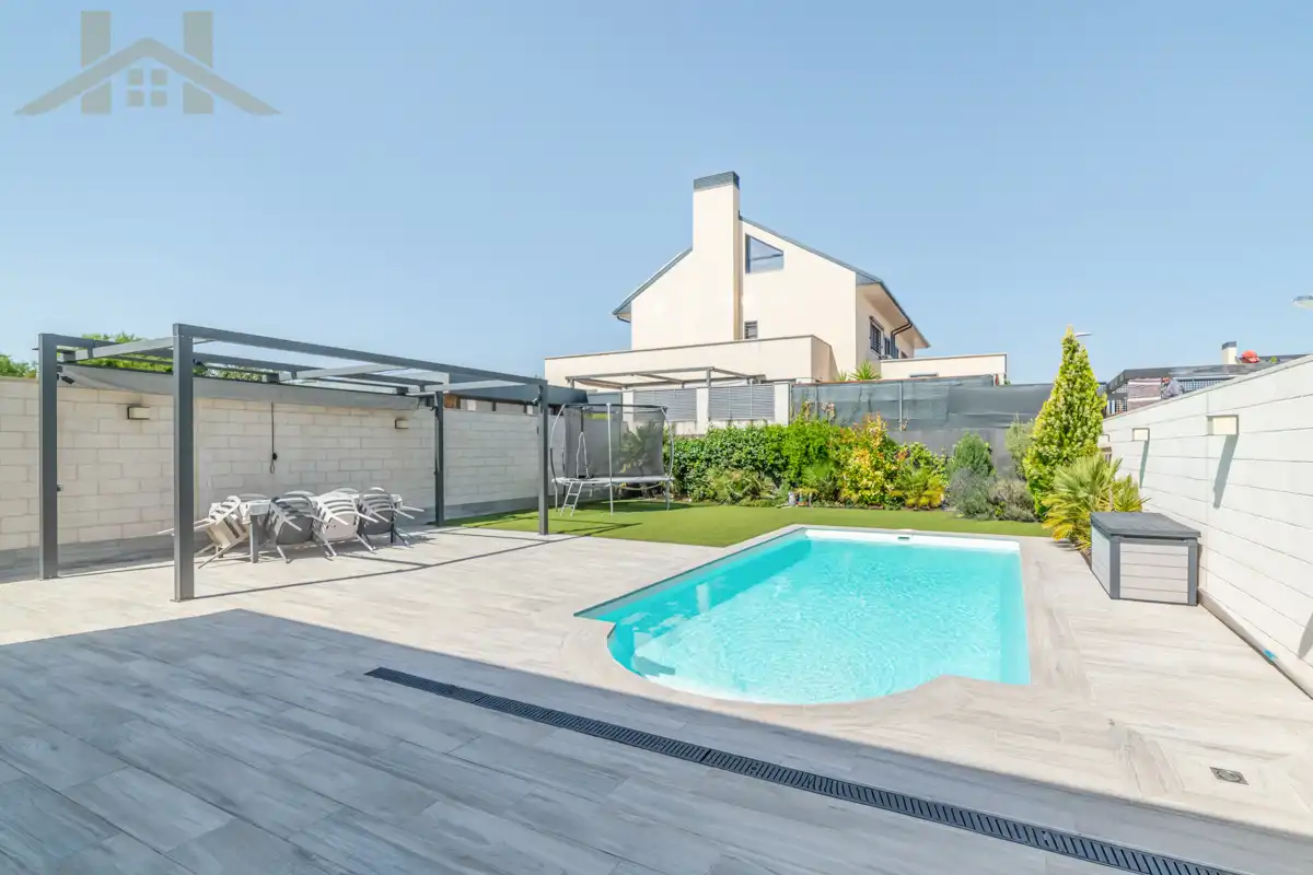 Piscina de Casa adosada en venta en Rivas-Vaciamadrid con Aire acondicionado, Calefacción y Jardín privado