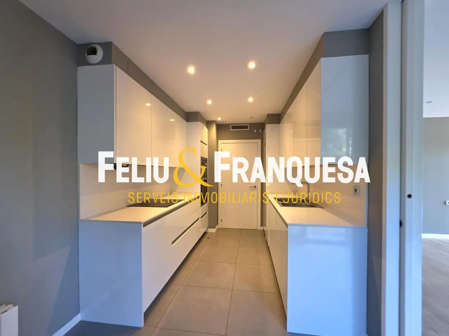 Cocina de Piso en venta en Sant Cugat del Vallès con Calefacción, Jardín privado y Terraza