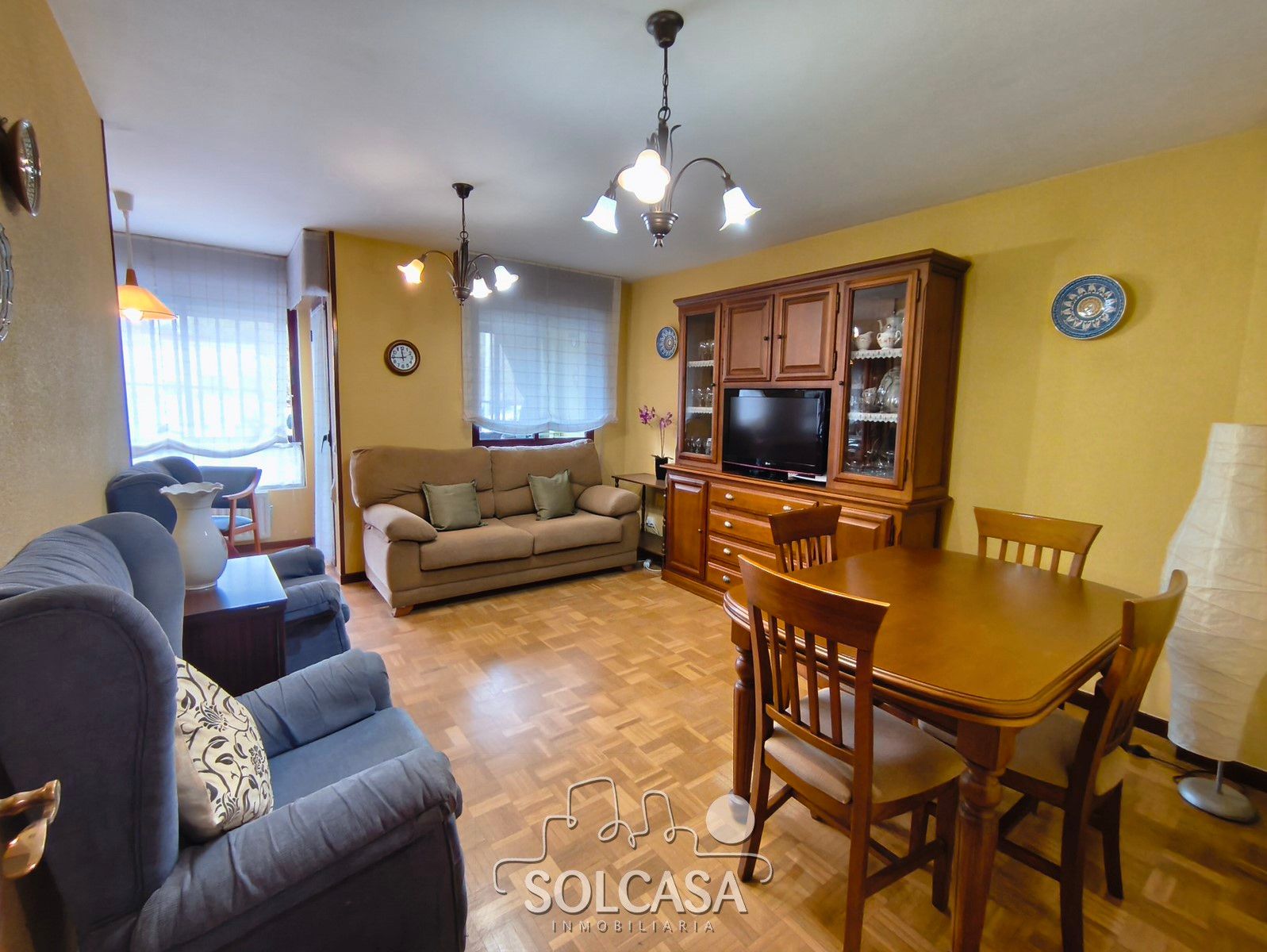 Living room of Flat for sale in Valladolid Capital  with Heating, Parquet flooring and Furnished