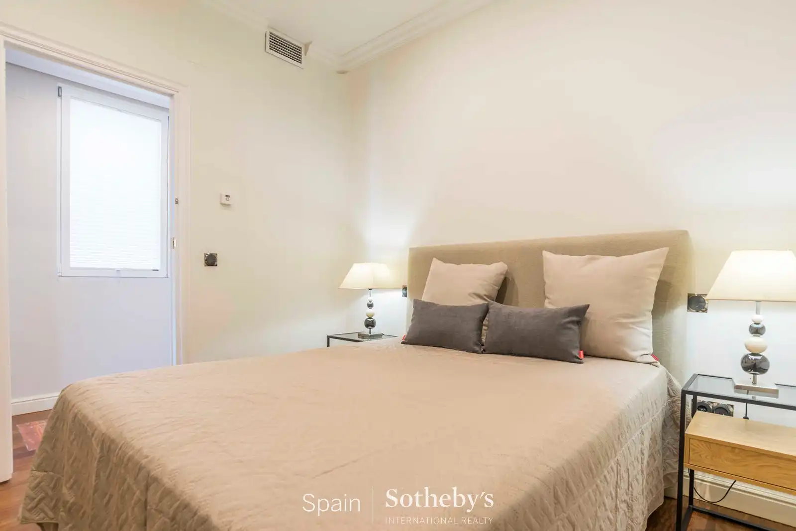 Dormitori de Apartament de lloguer en Madrid amb Aire condicionat i Calefacció