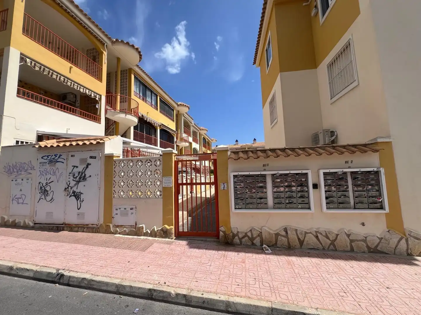Außenansicht von Wohnungen zur Miete in Torrevieja mit Terrasse