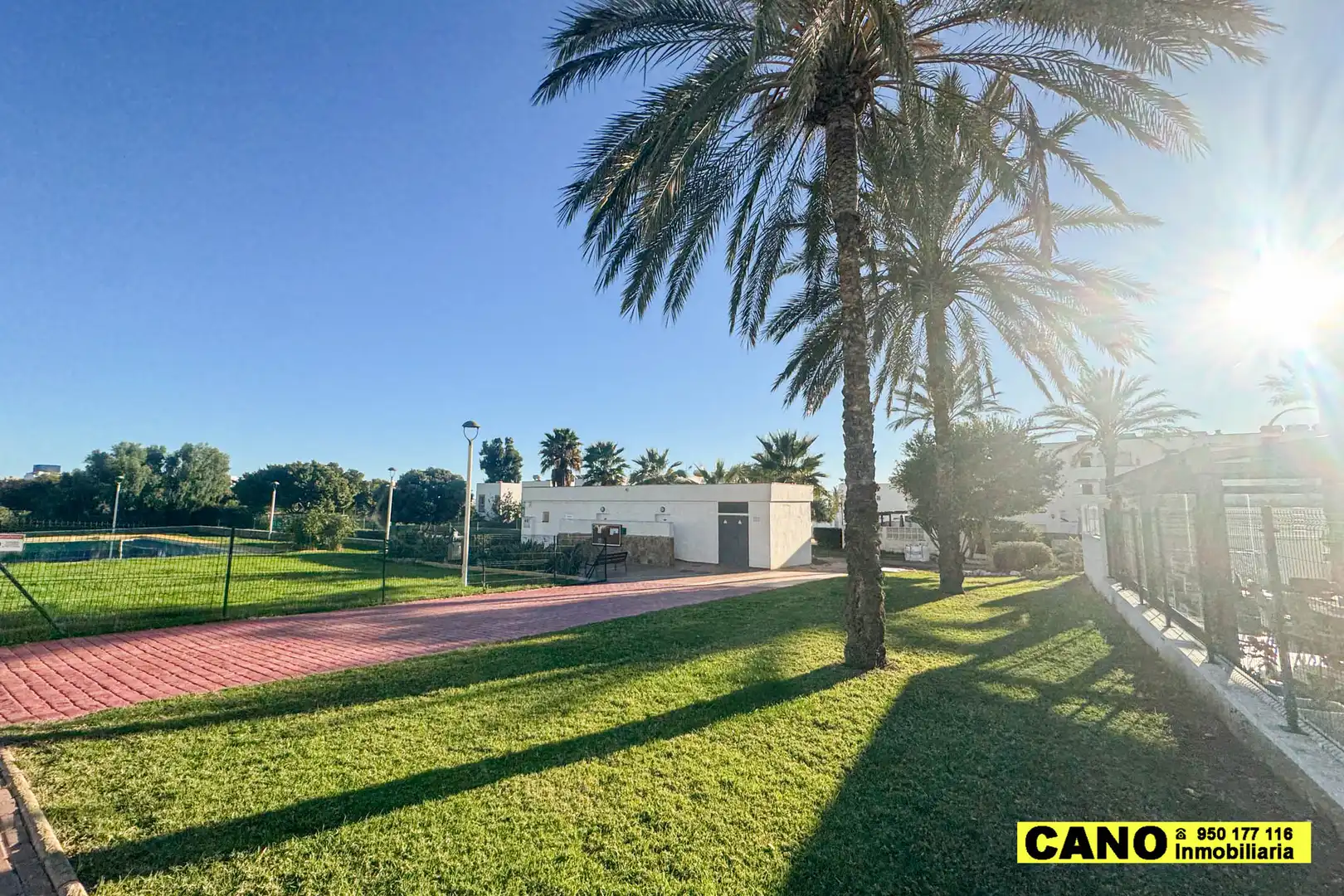 Außenansicht von Wohnung zum Verkauf in Almería mit Klimaanlage, Heizung und Terrasse