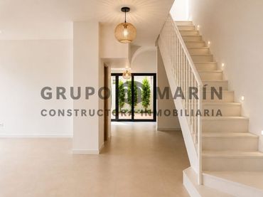 Casa con balcón en venta en Carrer de Palafox