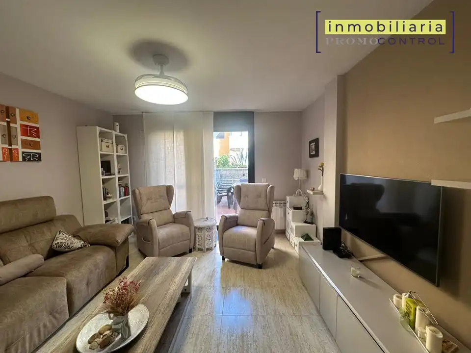 Sala d'estar de Casa adosada en venda en Zuera amb Calefacció, Jardí privat i Terrassa