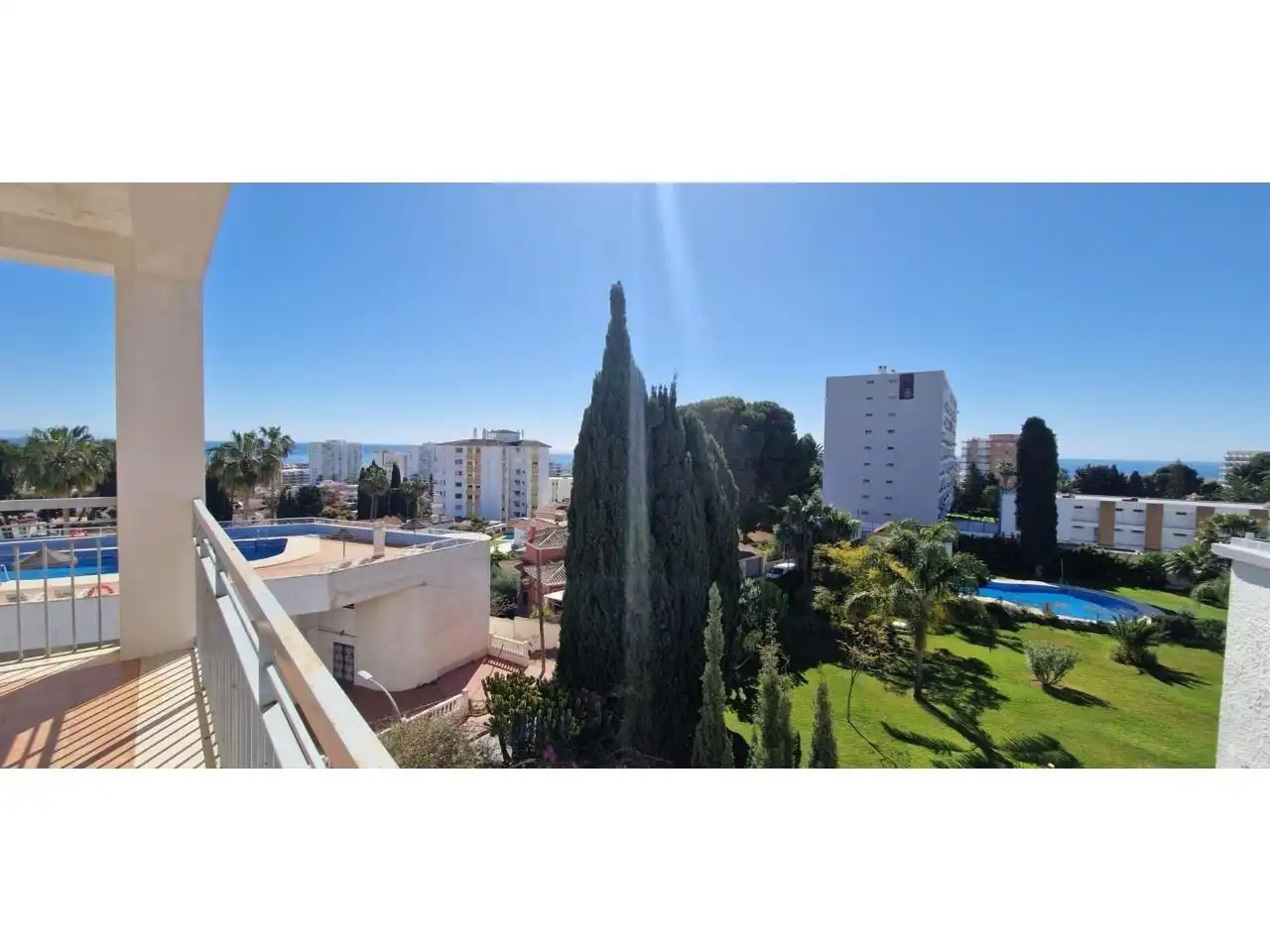 Vista exterior de Apartament en venda en Benalmádena amb Aire condicionat, Jardí privat i Terrassa