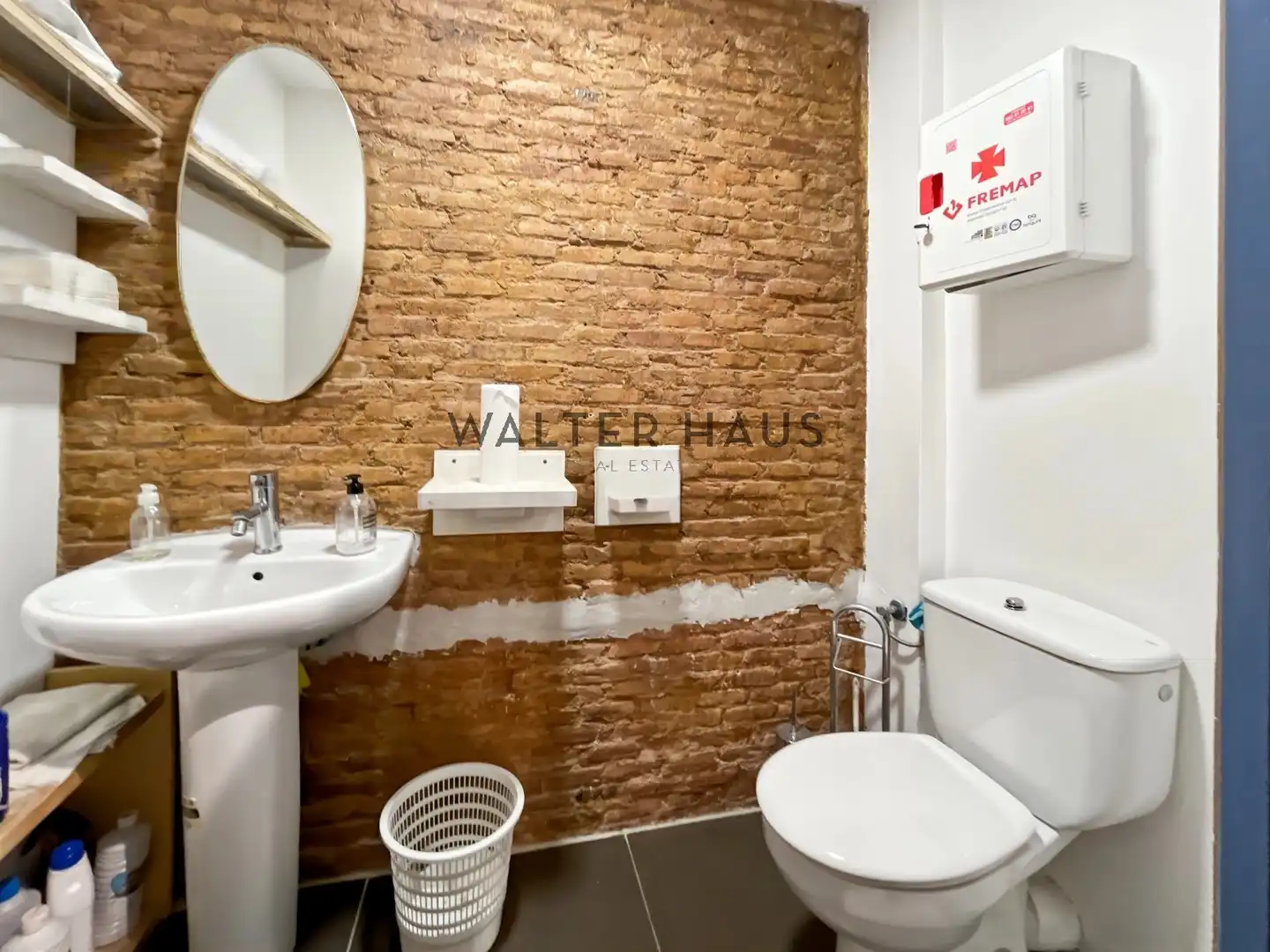 Baño de Local de alquiler en Barcelona con Aire acondicionado y Calefacción