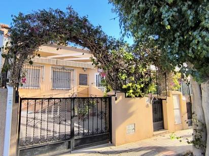 Vista exterior de Casa adosada en venda en Los Alcázares amb Jardí privat, Terrassa i Moblat