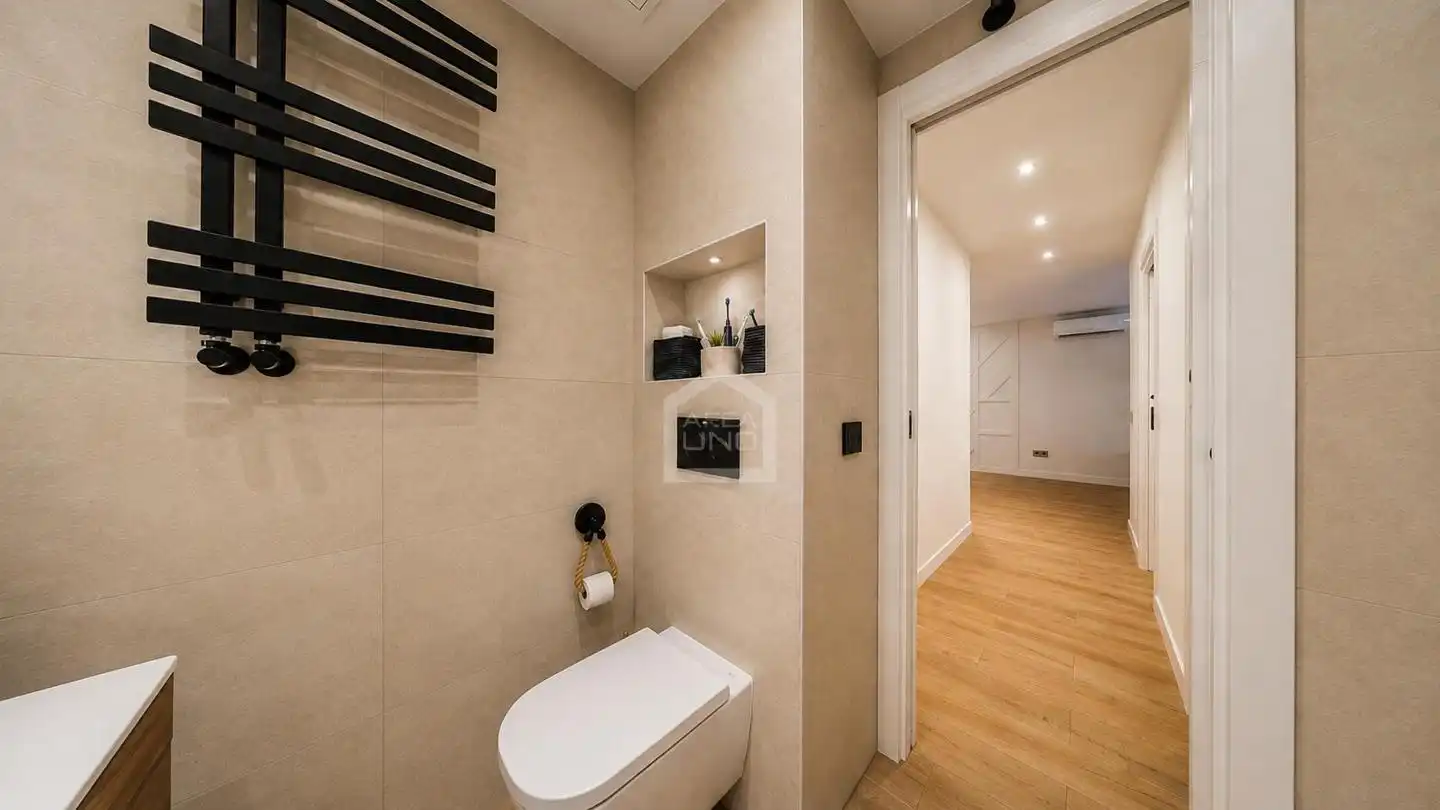 Bathroom of Flat for sale in Alcorcón  with Air Conditioner, Heating and Swimming Pool