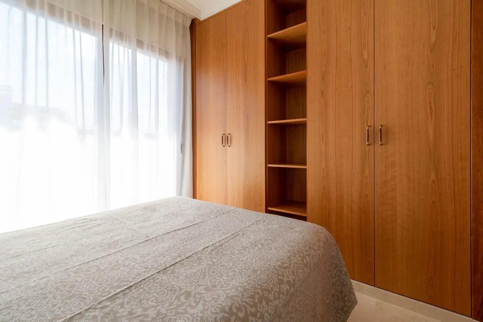 Habitación de Apartamento de alquiler en L'Alfàs del Pi con Aire acondicionado, Terraza y Amueblado