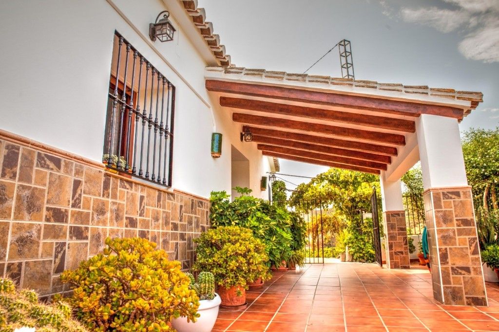 Vista exterior de Finca rústica en venda en Benamargosa amb Aire condicionat, Jardí privat i Terrassa