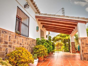 Casa rústica amb jardí en venda a Benamargosa