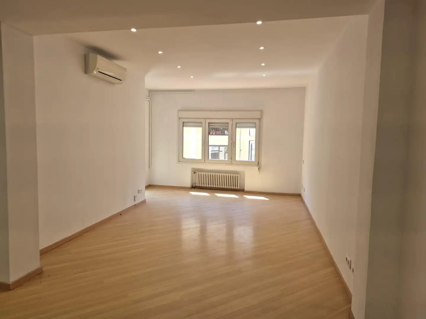 Sala de estar de Piso en venta en Barcelona con Calefacción y Balcón