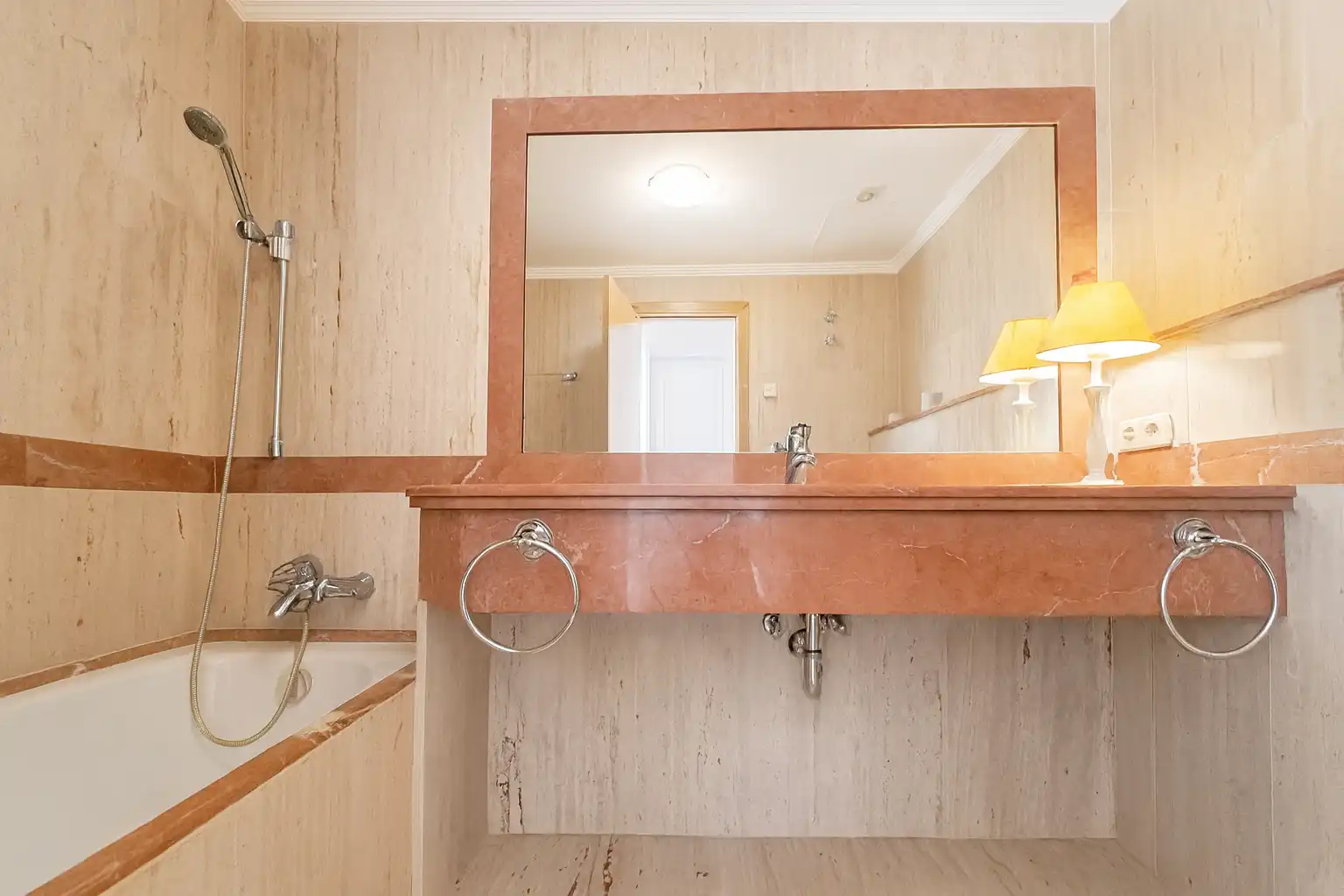 Baño de Apartamento en venta en Benahavís con Aire acondicionado, Trastero y Piscina comunitaria
