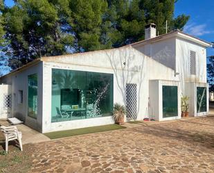 Vista exterior de Casa o xalet en venda en Almagro amb Aire condicionat, Terrassa i Piscina