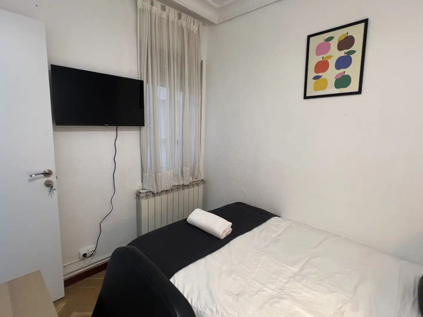 Bedroom of Flat for share in Madrid  with Heating, Furnished and Washing machine