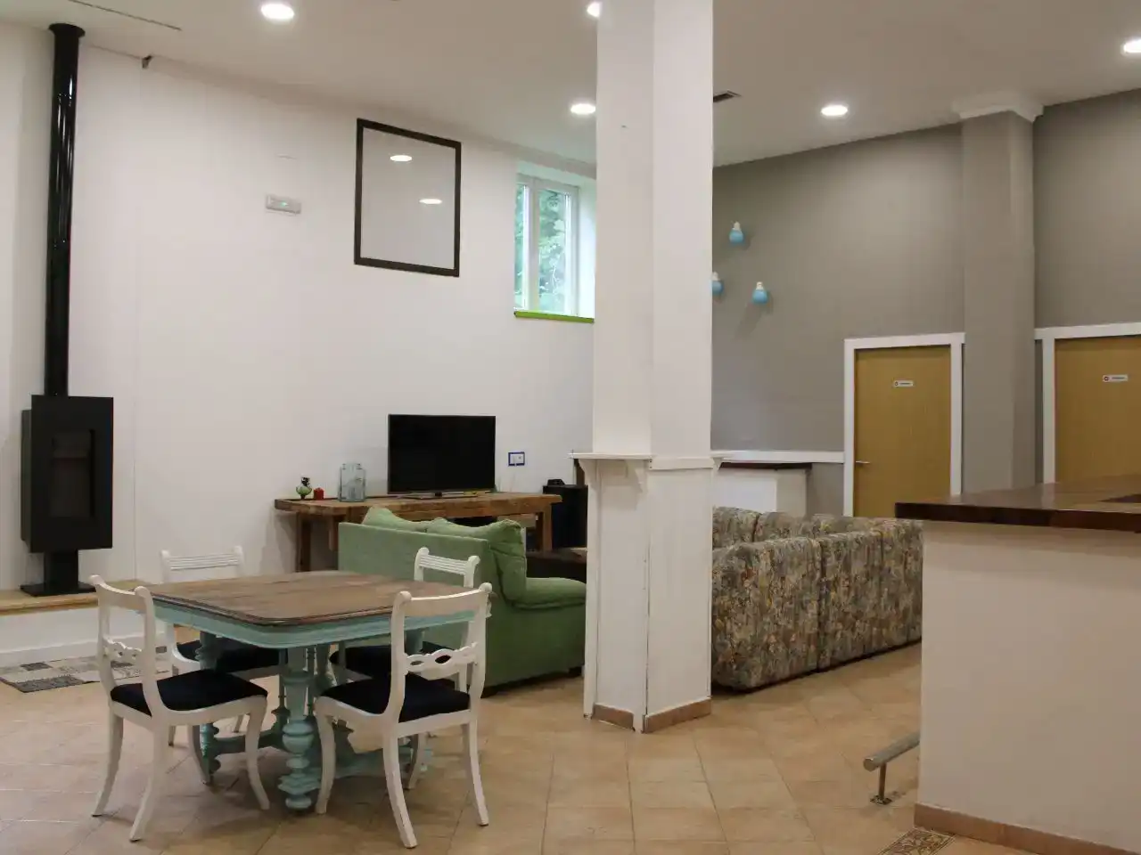 Sala d'estar de Pis en venda en Puente Viesgo amb Parquet, Traster i Moblat