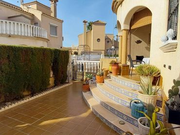 Adosado con piscina en venta en Calle de las rosas