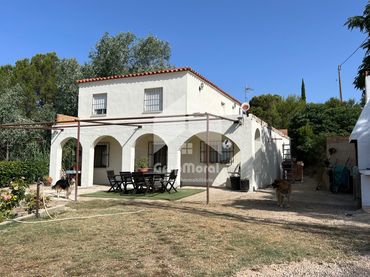 Casa amb piscina en venda a Camí de les Oliveres