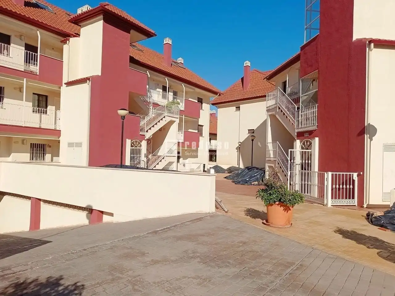 Außenansicht von Wohnung zum Verkauf in Benalmádena mit Klimaanlage, Heizung und Privatgarten