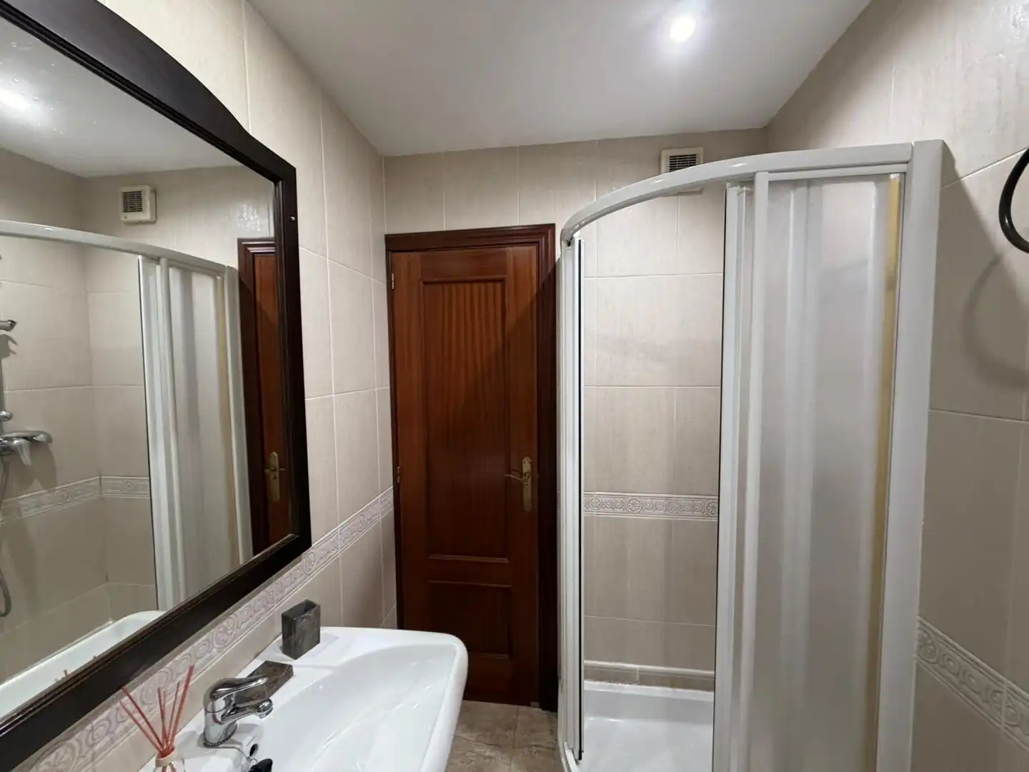 Bathroom of Flat for rent in Jaén  with Air Conditioner, Heating and Storage room
