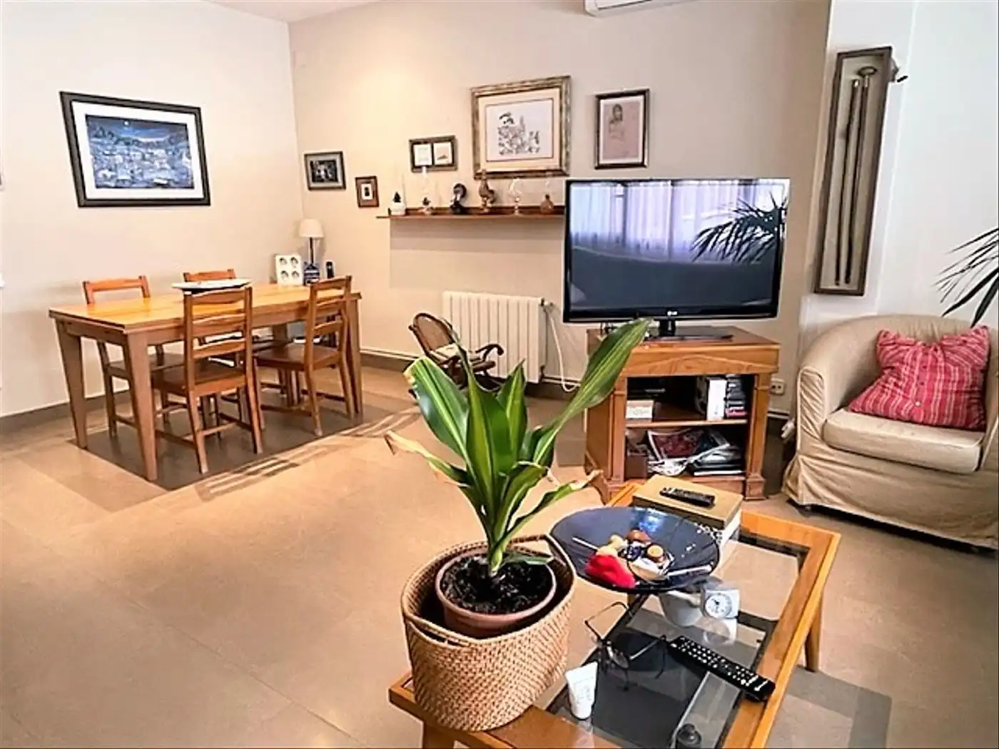 Sala d'estar de Casa o xalet en venda en Sant Boi de Llobregat amb Aire condicionat, Parquet i Terrassa
