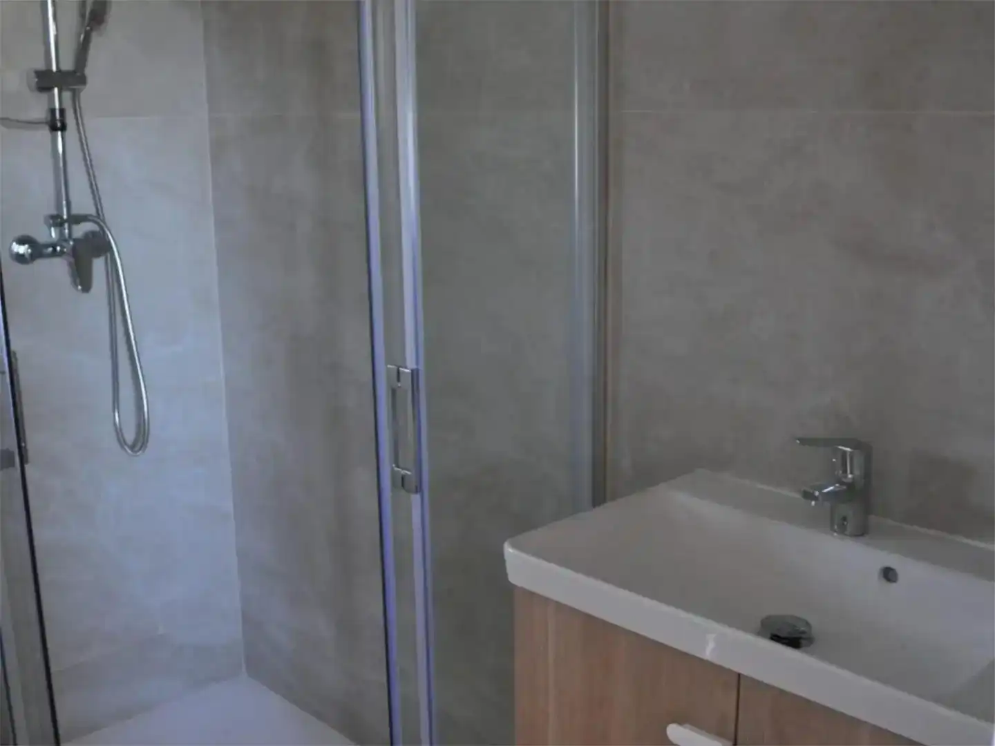 Baño de Apartamento de alquiler en Barbate con Aire acondicionado, Jardín privado y Piscina
