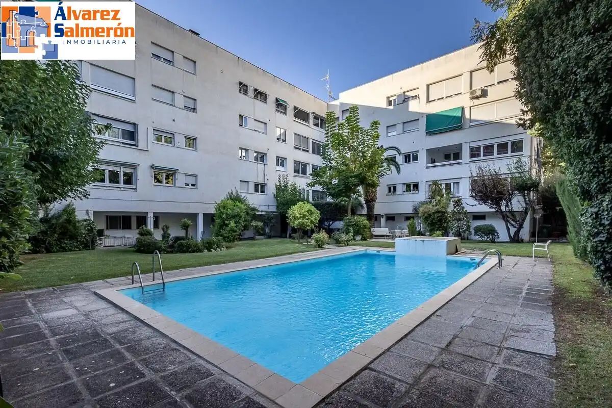 Pis amb piscina en venda a Genil, imagen 4