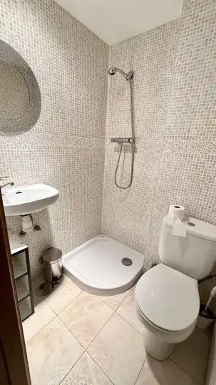 Bany de Pis de lloguer en Granada amb Aire condicionat, Calefacció i Moblat