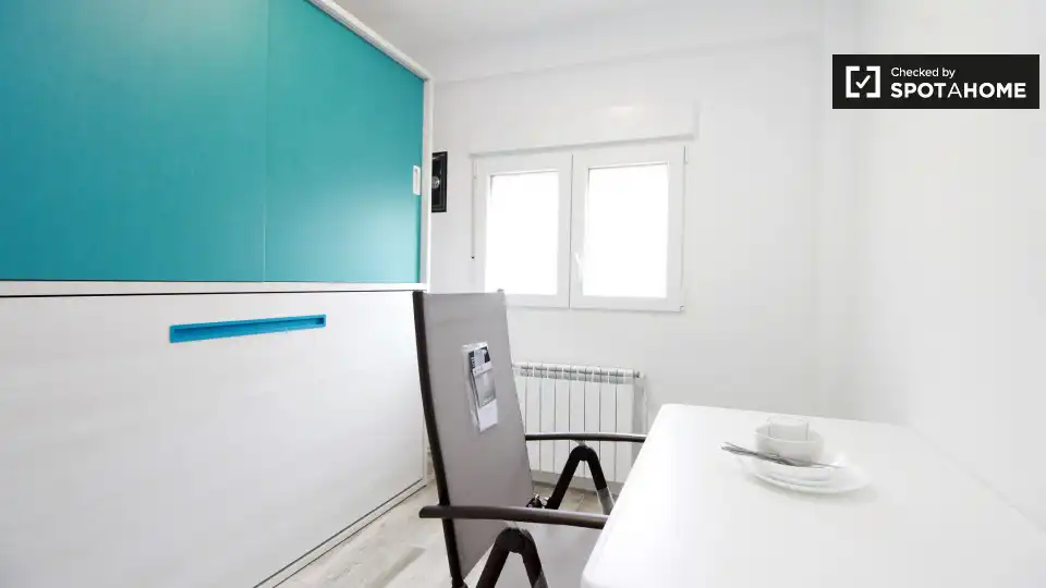Room in La Verneda i la Pau