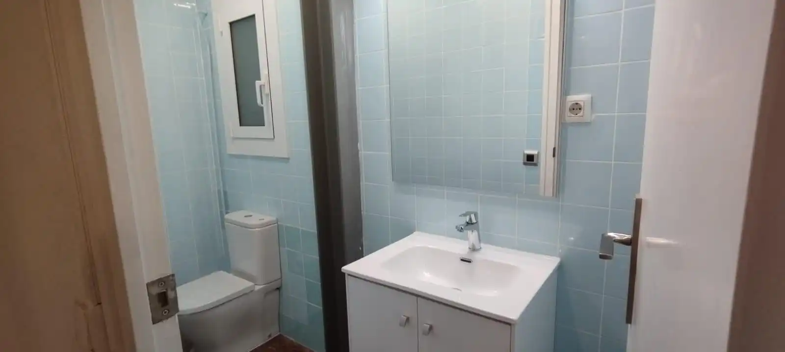 Bathroom of Office for rent in Manresa  with Air Conditioner