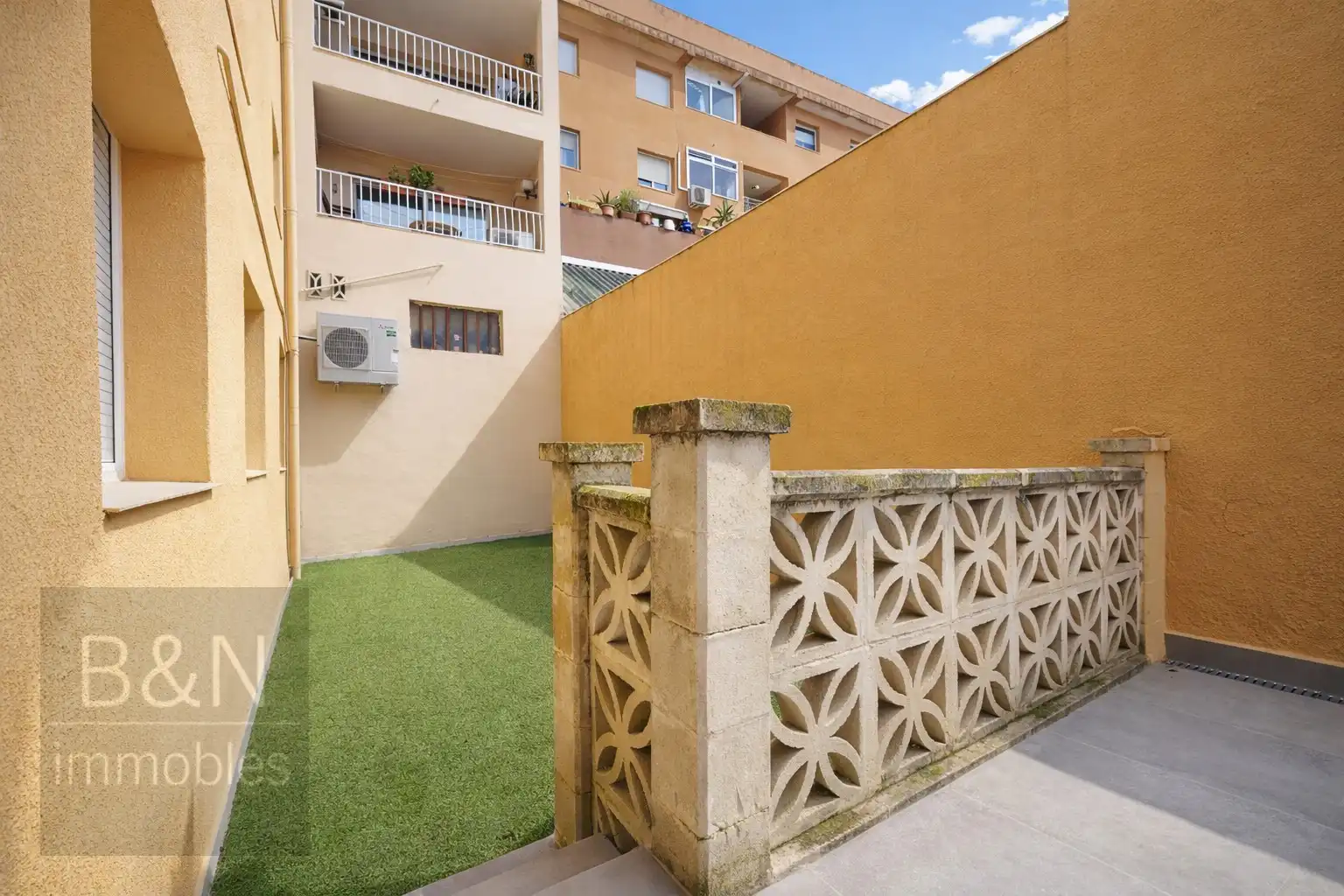 Vista exterior de Piso en venta en Terrassa con Aire acondicionado, Calefacción y Terraza