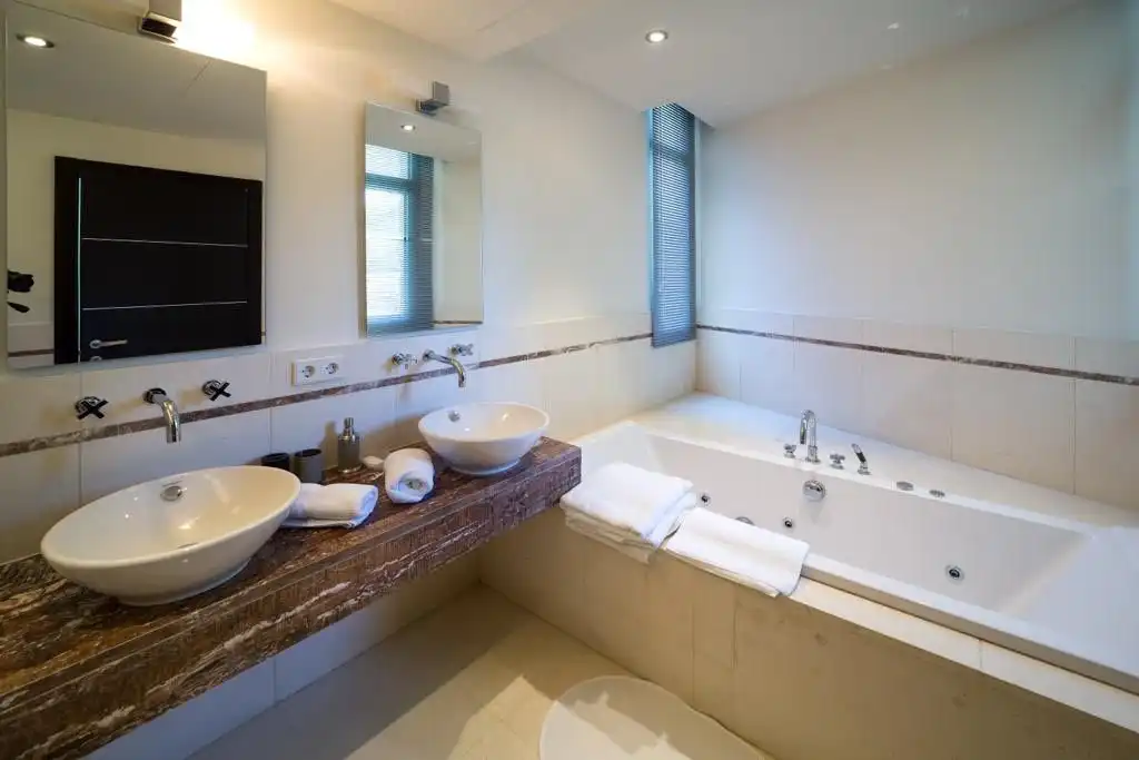 Baño de Casa o chalet de alquiler en Marbella con Aire acondicionado, Jardín privado y Terraza