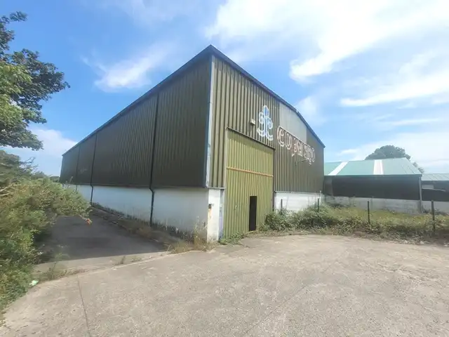 Vista exterior de Nave industrial en venta en Valdoviño