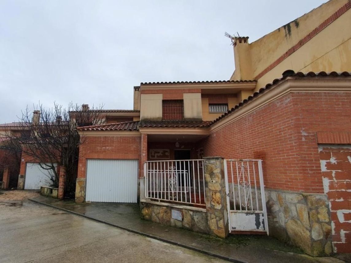 Vista exterior de Edifici en venda en Cervera de los Montes