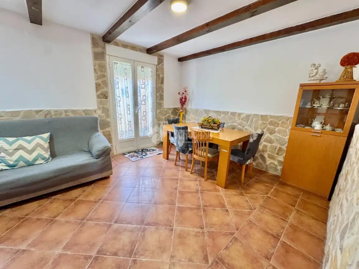 Sala de estar de Casa adosada en venta en Espinosa de Henares con Jardín privado y Trastero