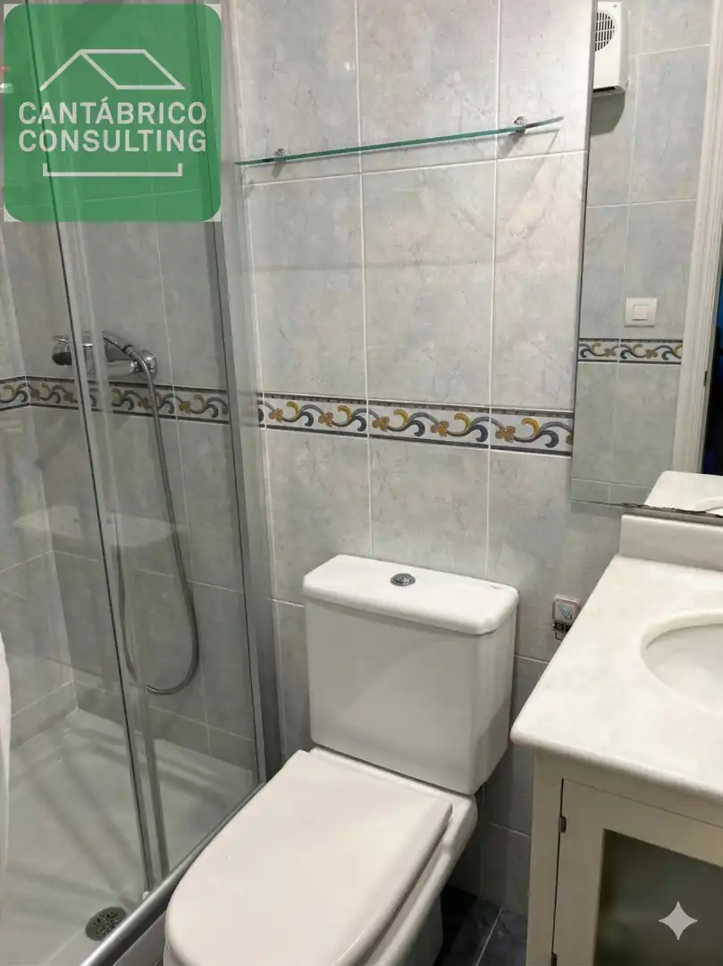 Badezimmer von Maisonette zum Verkauf in Navia mit Heizung, Parkett und Möbliert
