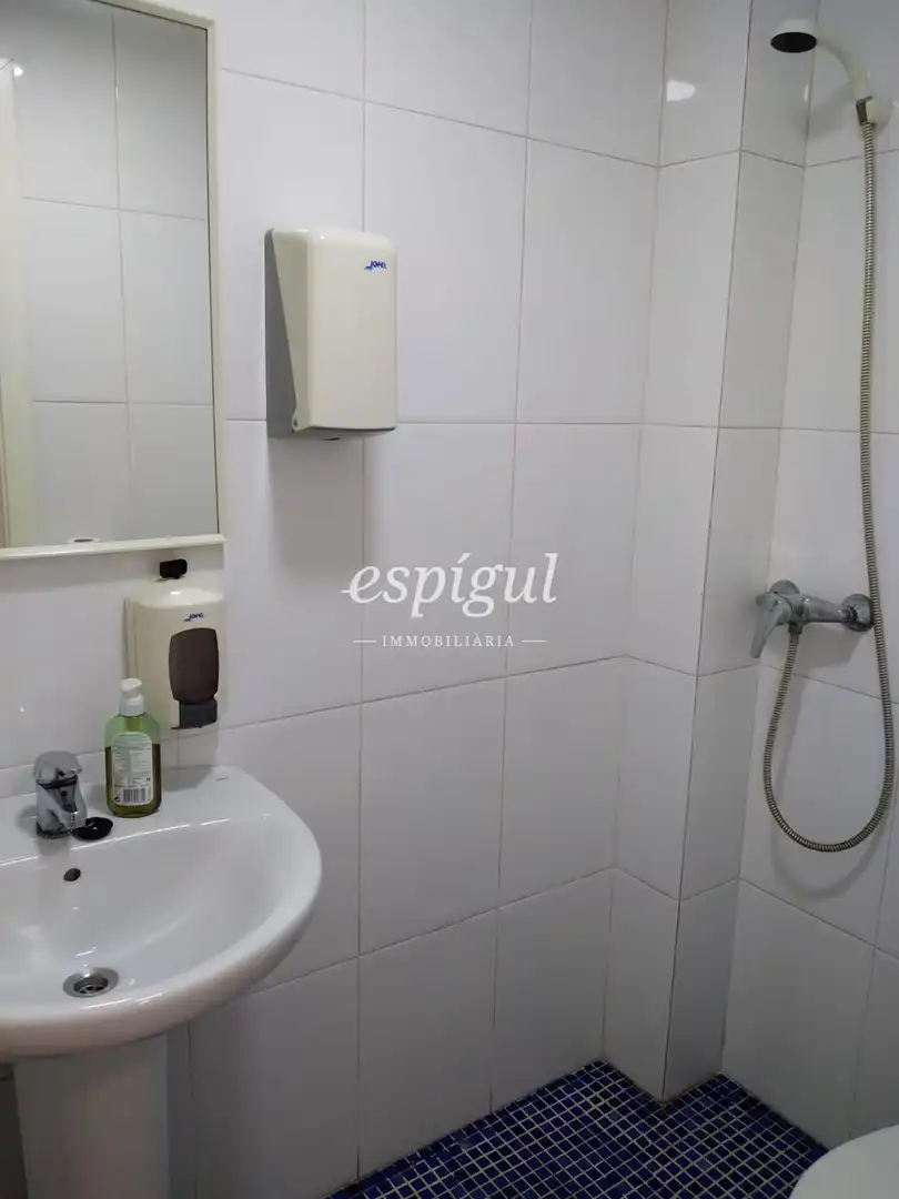 Bany de Local en venda en Anglès amb Aire condicionat i Moblat