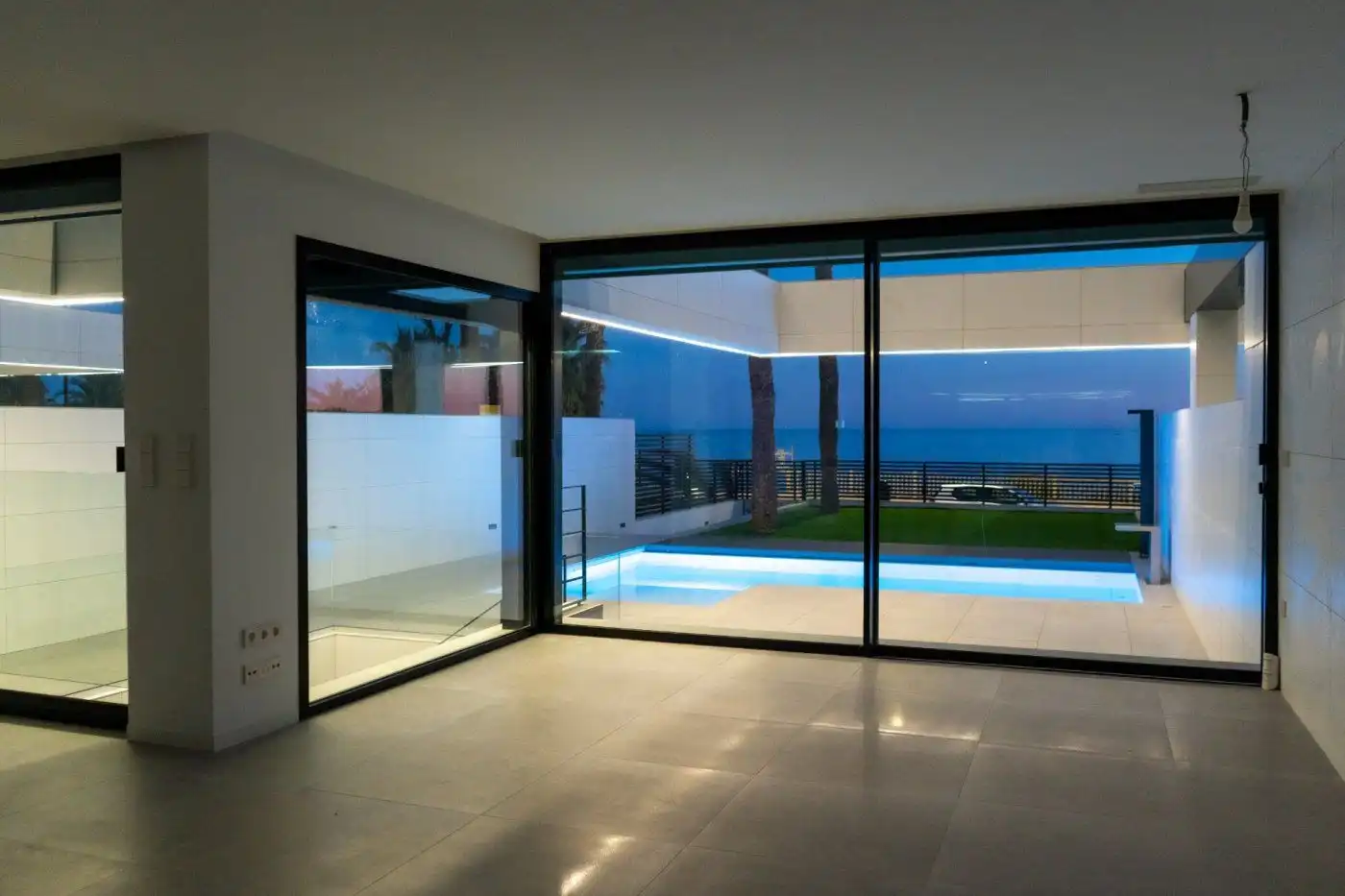 Einfamilien-Reihenhaus zum Verkauf in El Campello mit Privatgarten, Terrasse und Abstellraum