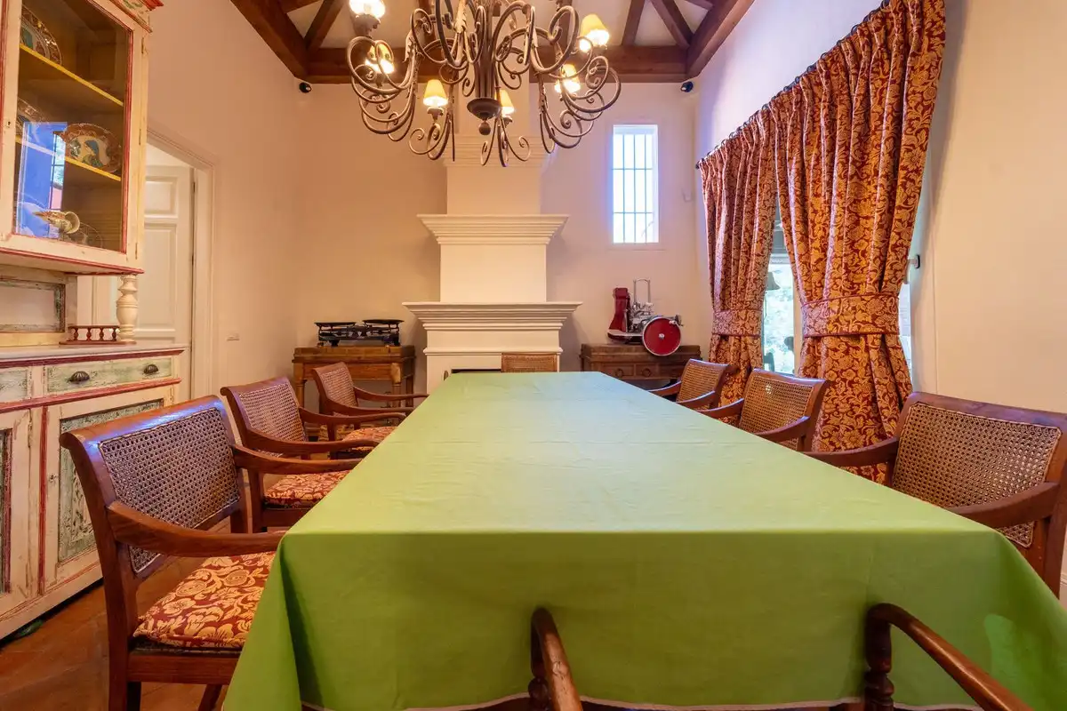 Comedor de Apartamento de alquiler en Benahavís con Aire acondicionado, Jardín privado y Terraza
