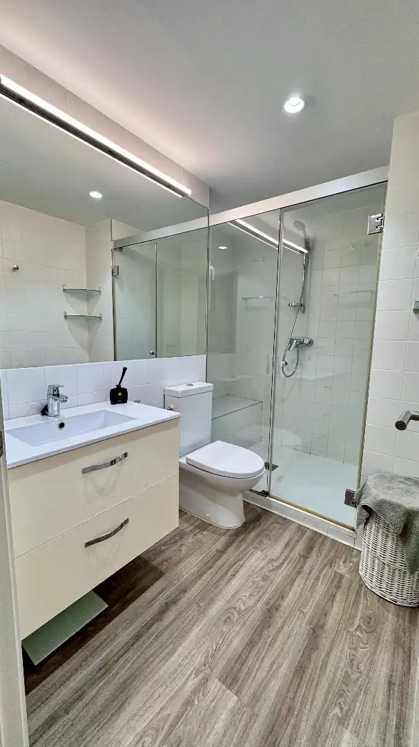Bathroom of Apartments for sale in Valencia  with Air Conditioner, Heating and Parquet flooring