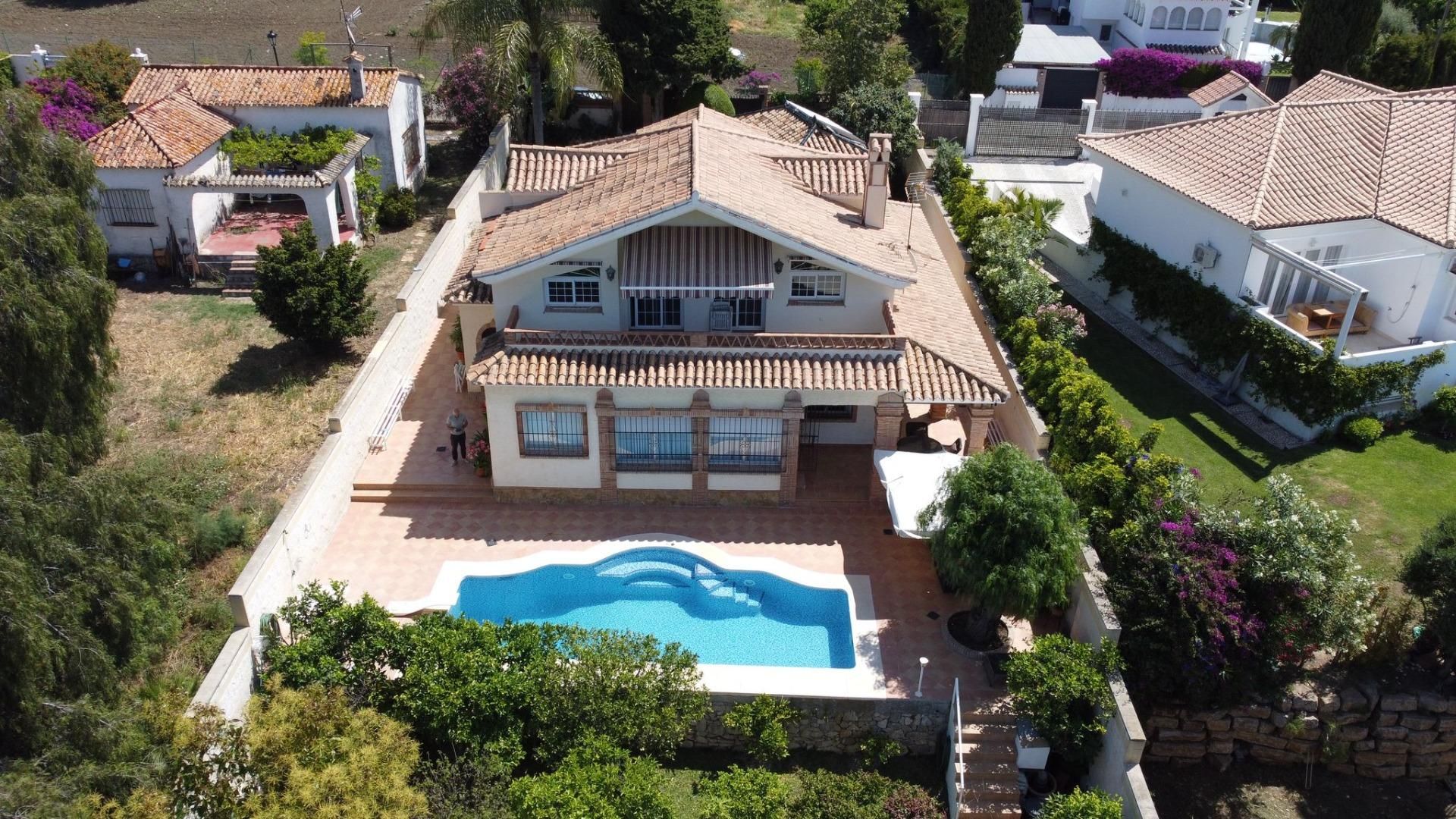 Vista exterior de Casa o xalet en venda en Marbella amb Jardí privat, Terrassa i Traster