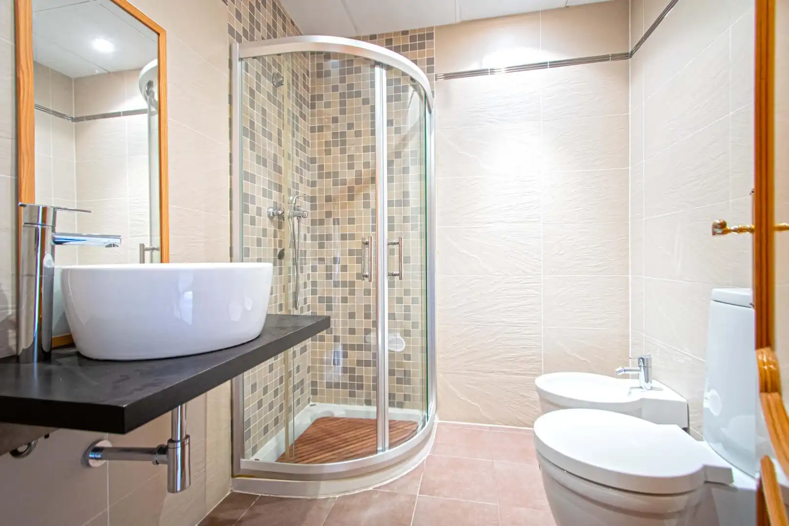 Bany de Casa o xalet en venda en Tomares amb Jardí privat, Terrassa i Piscina