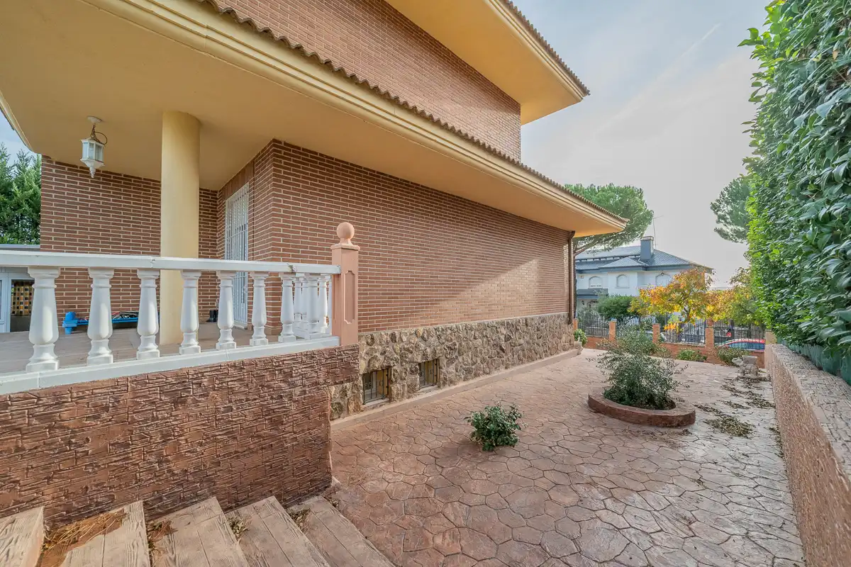 Vista exterior de Casa o xalet en venda en San Sebastián de los Reyes amb Calefacció, Jardí privat i Piscina