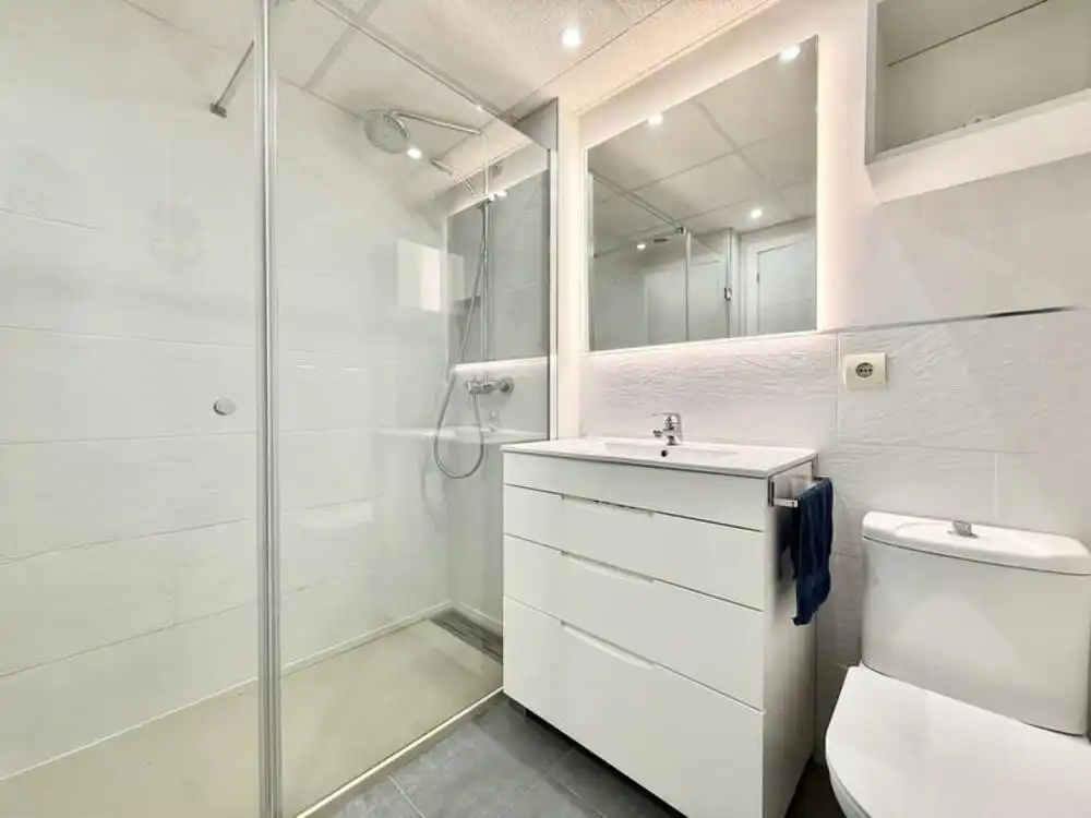 Badezimmer von Erdgeschoss zur Miete in Estepona mit Klimaanlage, Terrasse und Schwimmbad