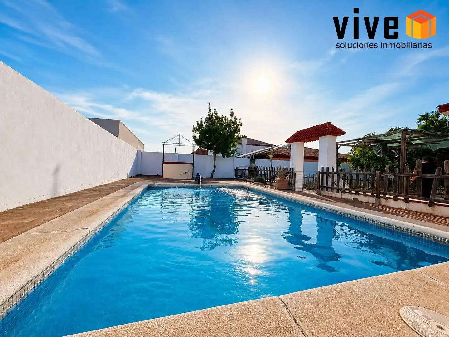Piscina de Casa adosada en venta en Mairena del Aljarafe con Aire acondicionado, Calefacción y Jardín privado
