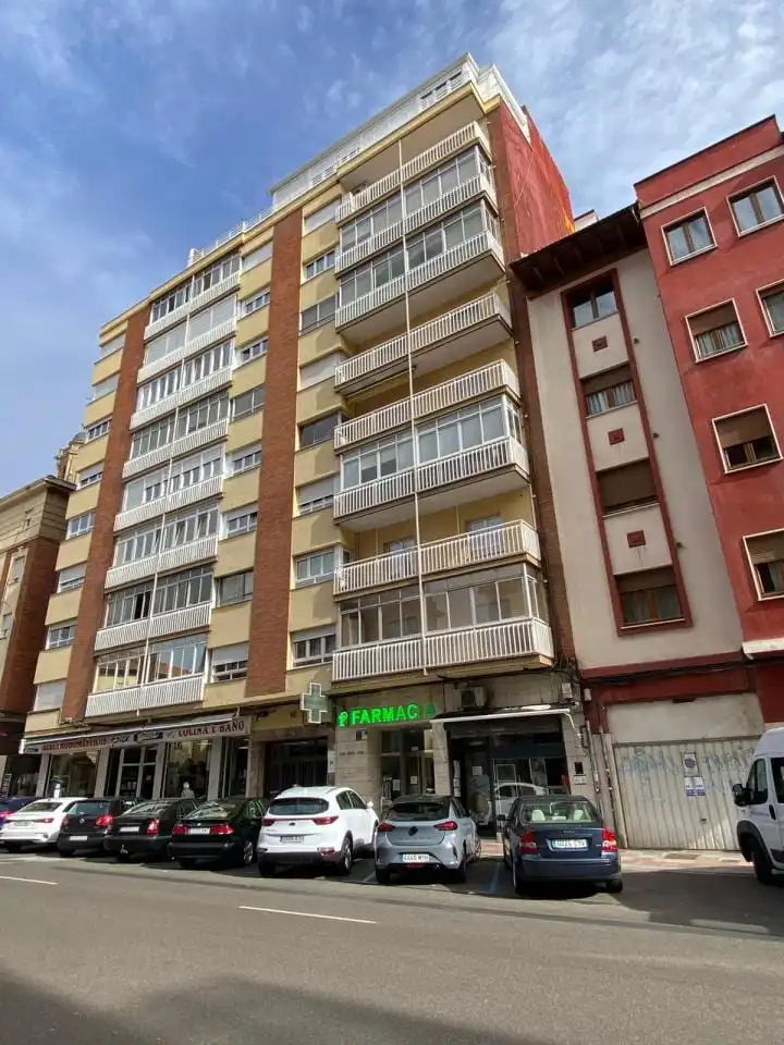Vista exterior de Apartament en venda en León Capital  amb Calefacció i Parquet