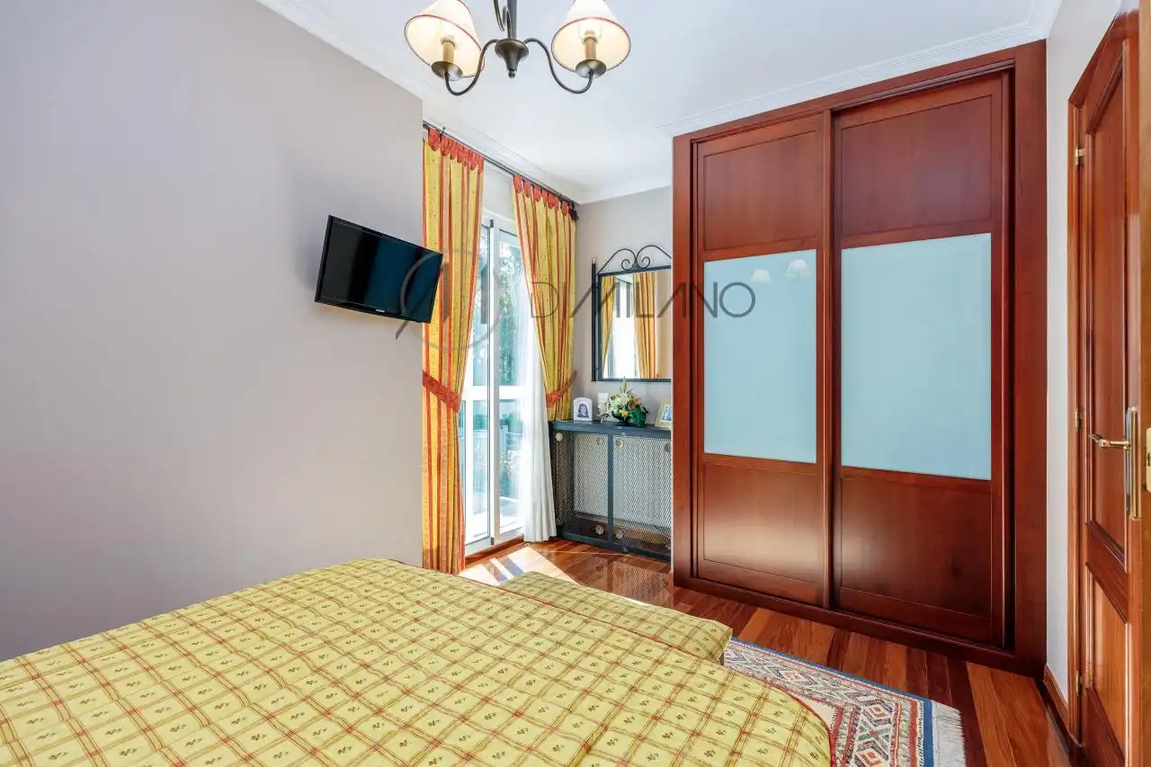 Habitación de Casa adosada en venta en Vigo  con Calefacción, Jardín privado y Parquet