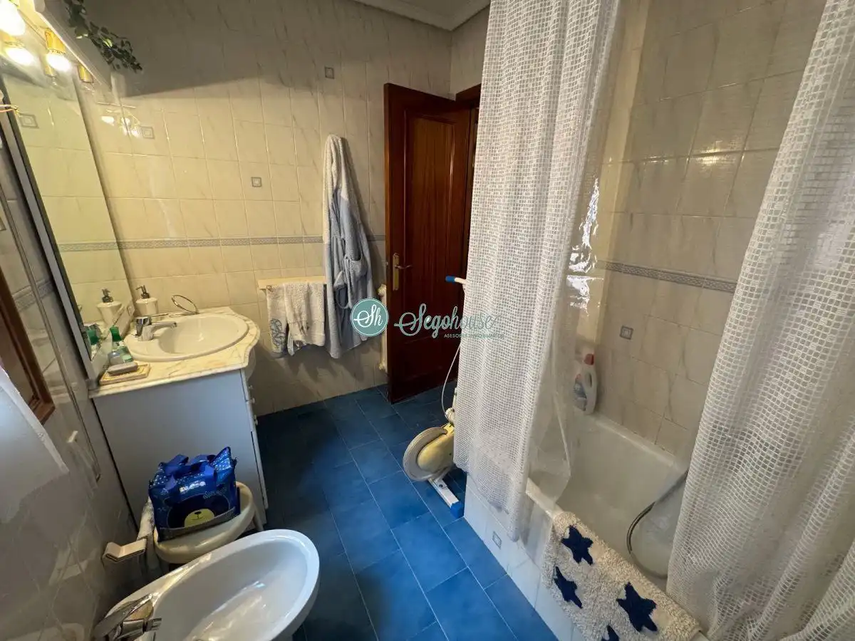 Baño de Piso en venta en Segovia con Calefacción, Terraza y Trastero